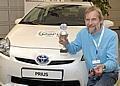 Klaus Wolter, Gewinner der Deutschen Spritspar-Meisterschaft, freut sich über seinen Gewinn: einen neuen Prius. Foto: Toyota/auto-reporter.net